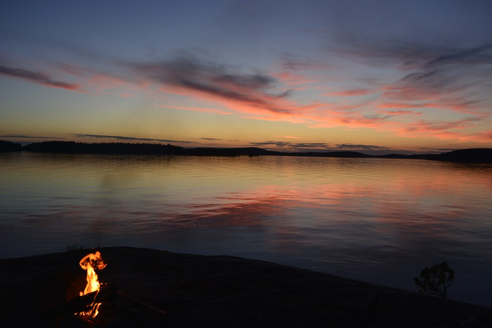 Iltanuotio ja auringonlasku Näsijärvellä